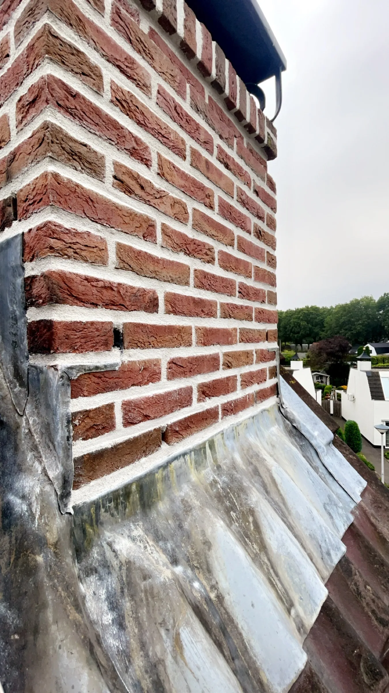 Nieuw grijs pannendak met zinken goot