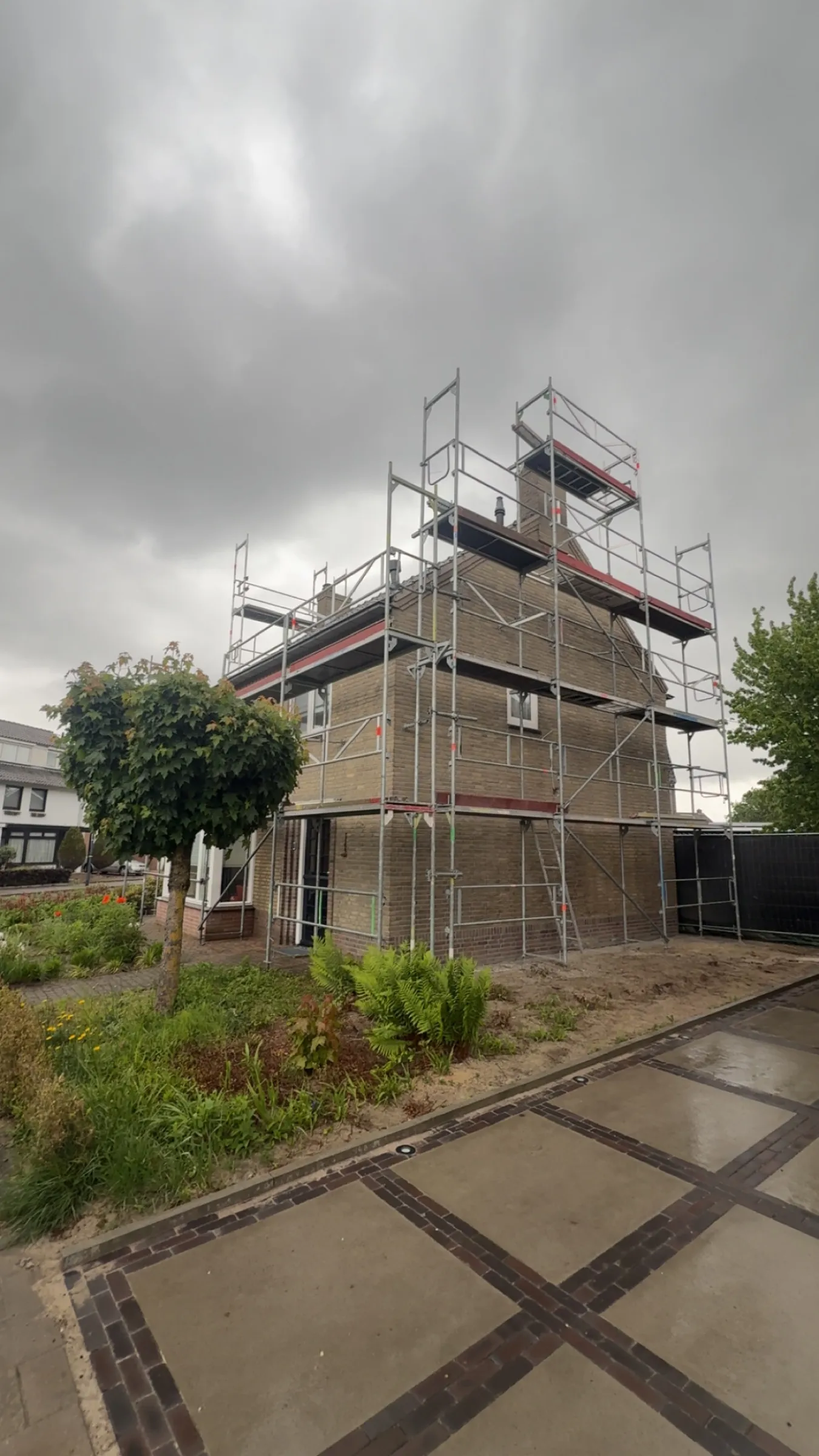 De woning in de steiger tijdens de uitvoering
