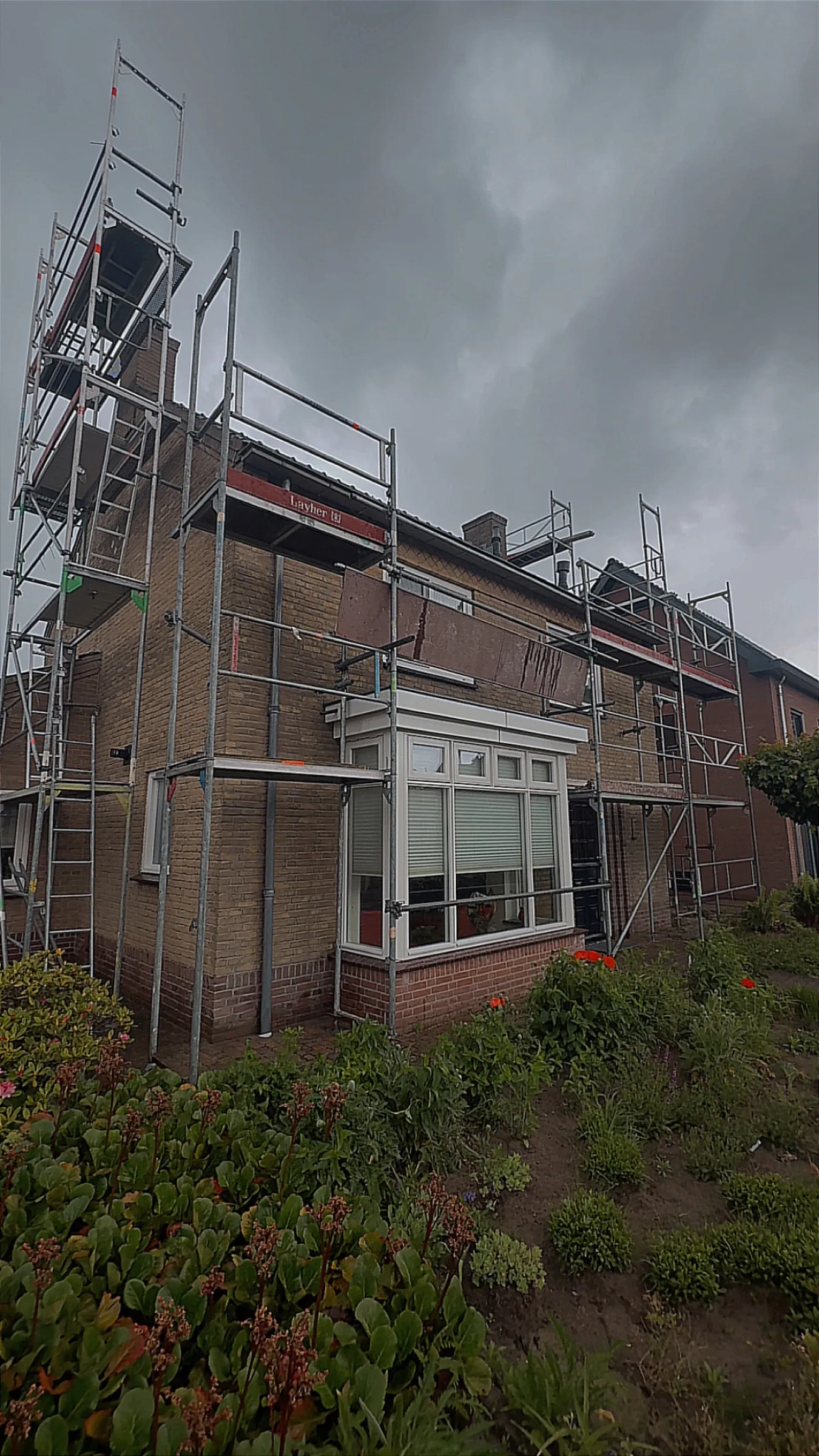 De steiger vanaf de zijkant, over de volle hoogte van de gevel