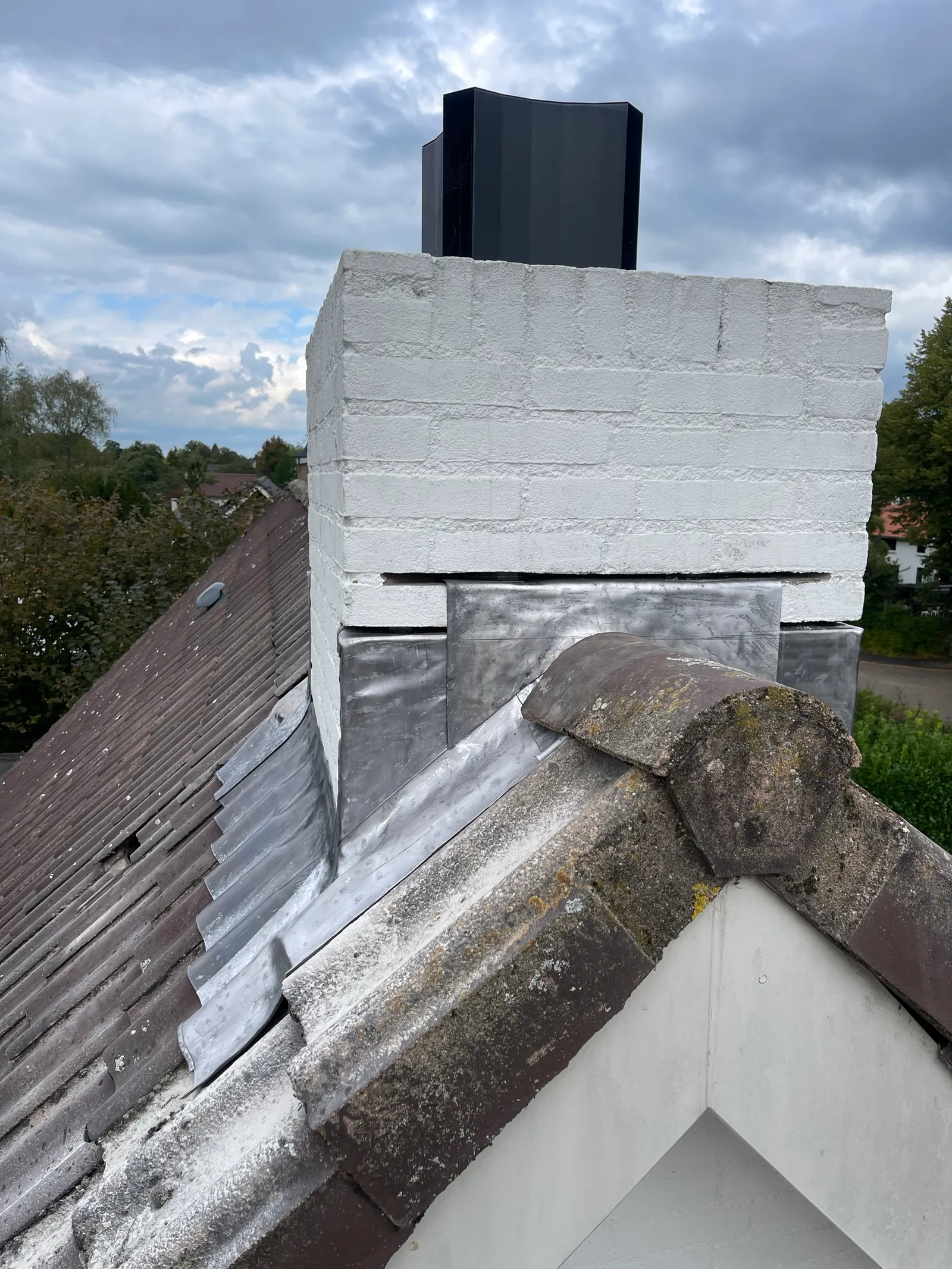 De schoorsteenkop met nieuwe afdekking en doorvoer